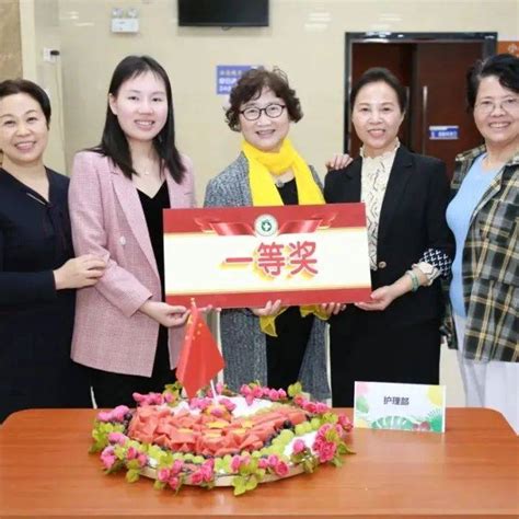 春暖三月 幸福花开——记市五院三八妇女节水果拼盘比赛作品参赛队创作