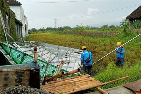 Diterjang Angin Puting Beliung Atap Teras Dan Cor Beton Rumah Joko Pun