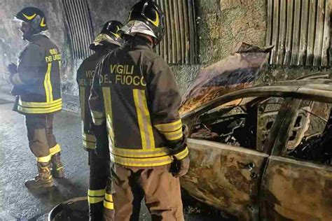 Auto In Fiamme Sulla Inferno Di Fuoco Inghiotte La Galleria E