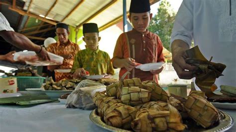 Jejak Tradisi Lebaran Ketupat Tanah Jawa