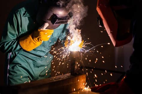 Trabajos De Soldadura De Metal Con Soldadura De Arco Eléctrico Foto De