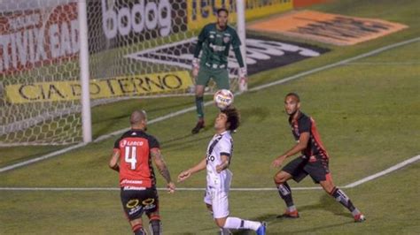 Em jogo cheio de gols Vitória empata a Ponte Preta e entra no G4