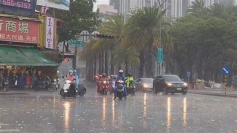 首波梅雨鋒面報到！ 南部降甘霖民眾開心淋雨歡呼｜四季線上4gtv