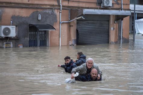 Carabiniere Con L Anziano Sulle Spalle Foto Simbolo Dei Soccorsi La