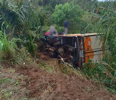 Motorista Fica Ferido Em Tombamento De Caminh O Na Pr Pp News Fb