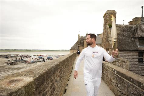 Thomas Pesquet fait décoller la flamme olympique au Mont Saint Michel