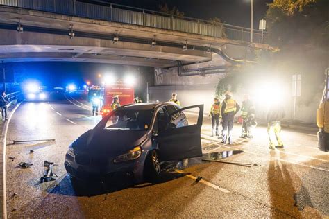 Unfall in Ludwigsburg BMW kracht durch Brückengeländer und stürzt fünf