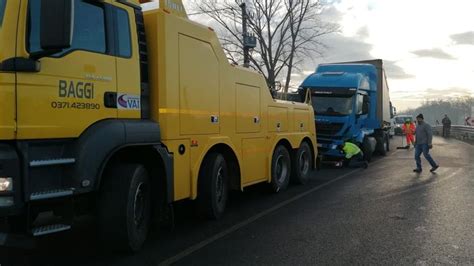 Schianto Tra Un Tir E Unauto Una Mattina Difficile Per Il Traffico