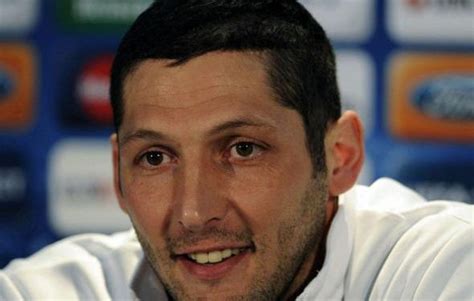 Marco Materazzi pose devant sa statue à Beaubourg