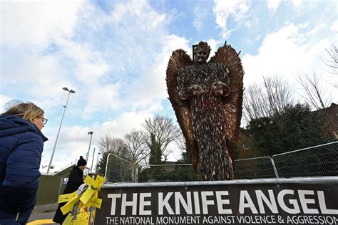 El ángel De Los Cuchillos Una Macabra Escultura Que Divide Al Reino Unido