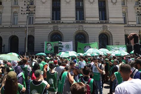 Gremios Estatales Marchan Contra El Ajuste Y Los Despidos En El Cck