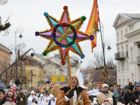 Orszak Trzech Króli 2023 w Warszawie Tłumy na ulicach miast