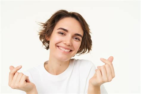 Retrato de una hermosa mujer sonriendo con expresión amable muestra el