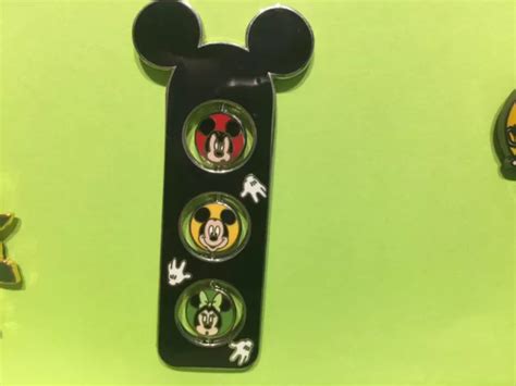 DISNEY CHARACTER EMOTION Spinner Mickey Mouse And Minnie Mouse Pin