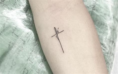 Tatuajes de cruces pequeñas