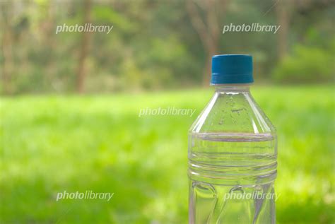 緑の広場背景の水の入ったペットボトル 写真素材 [ 3056955 ] フォトライブラリー Photolibrary