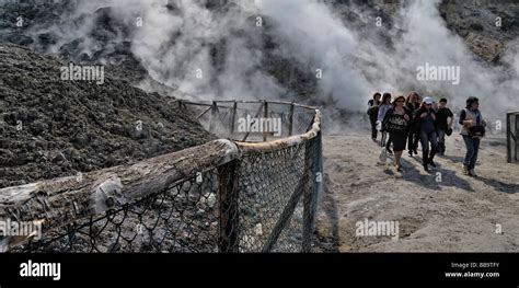 Pozzuoli cratere cráter del volcán Solfatara vulcano Napoli Campania