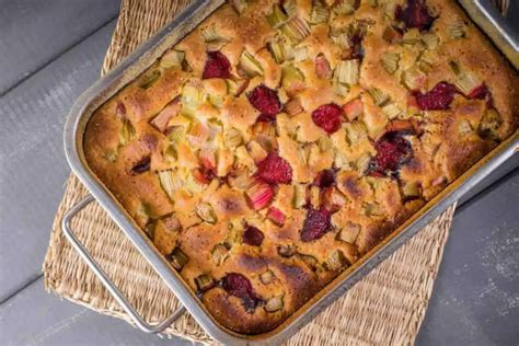 Gâteau à la fraise et à la rhubarbe Un dessert frais et savoureux