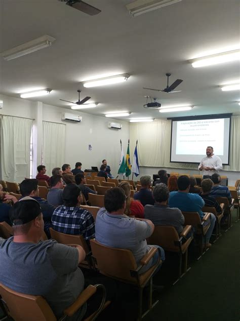 Adapar realiza palestras sobre biosseguridade em granjas de suínos