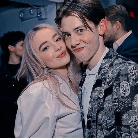 Sabrina Carpenter E Griffin Gluck Atores Bonitos Netflix Filmes E