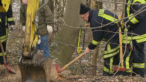 Niederkrüchten Feuerwehr rettet Dackel mit Minibagger aus Erdloch