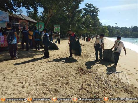 Sambut Harhubnas Ksop Manokwari Bersih Pantai Papua Kini