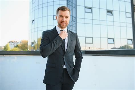 Retrato De Un Apuesto Hombre De Negocios En Un Entorno Urbano Foto