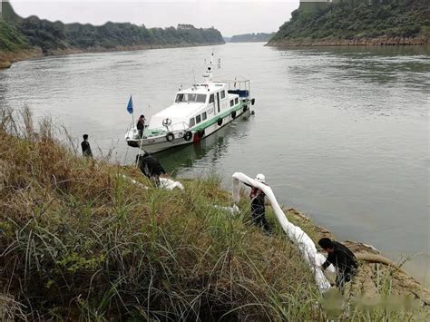 紧急！油污危及居民自来水水源，海事部门快速处置水域