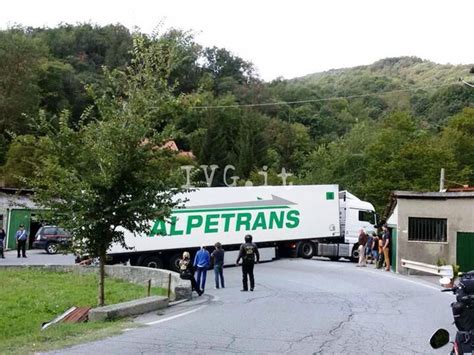 Camion Si Incastra A Stella Santa Giustina Provinciale Bloccata Ivg It