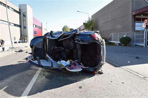 Altishofen LU Auto Bei Selbstunfall Auf Seite Gekippt Zwei Personen