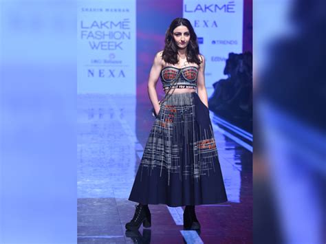 Soha Ali Khan Turns Showstopper For Shahin Mannan At Lakme Fashion Week