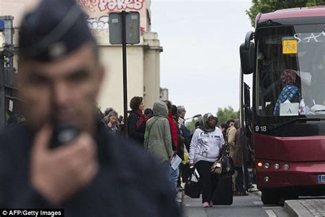 Parigi Immigrati Trattamento Disumano Per Una Citt Sicura E Pulita