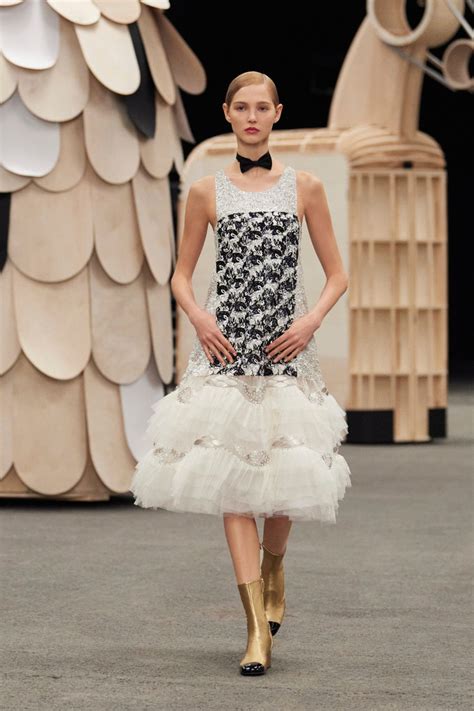 Surprisingly Wearable Trends From Yesterday S Chanel Haute Couture