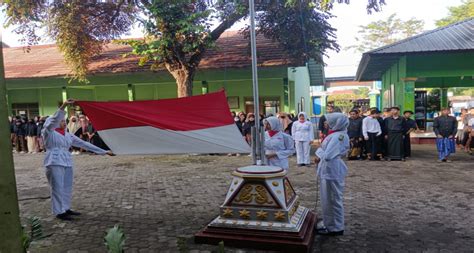 Upacara Peringatan Hari Pendidikan Nasional Smp Negeri 3 Selong