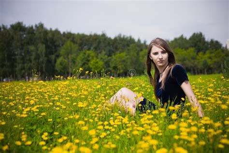 Robe De Fille Dans Lherbe Avec Des Pissenlits Photo Stock Image Du