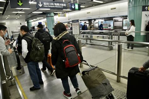 通關｜港鐵頭班列車抵落馬洲口岸 乘客：好激動 兩年冇返大陸 星島日報