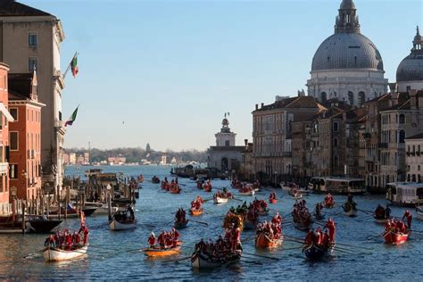 Santas swap sleighs for gondolas in Venice Christmas regatta - December ...