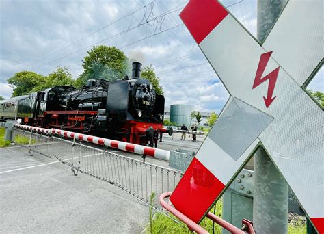 650 Jahre Solingen Historische Dampflok auf Müngstener Brücke