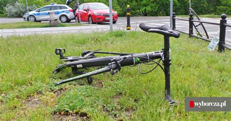 Wypadek w Warszawie Rowerzysta potrącony na ścieżce przy pl Na Rozdrożu