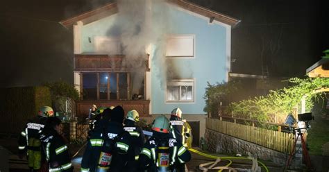 L Scheinsatz Feuerwehr Rettet Bewohner Aus Brennendem Geb Ude Krone At