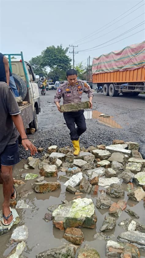 Personil Polres Tebing Tinggi Gotong Royong Bersama Perbaiki Jalan