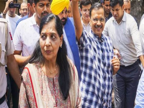 Delhi High Court Sent Notice To Delhi Cm Arvind Kejriwal Wife Sunita