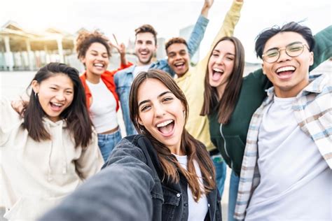 Amigos Multirraciais Tirando Foto De Grupo De Selfie Celular