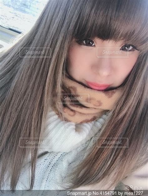 カメラを見ている長い髪の少女のクローズアップの写真・画像素材 4154791 Snapmart（スナップマート）