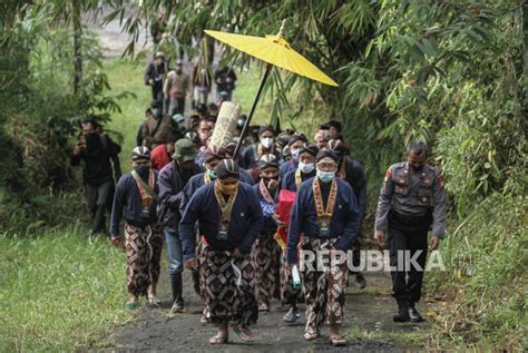 Labuhan Gunung Merapi Hanya Diikuti Abdi Dalem Keraton Republika Online