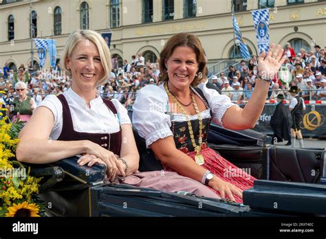 M Nchen Trachten Und Schuetzenzug Beim M Nchner Oktoberfest Auf