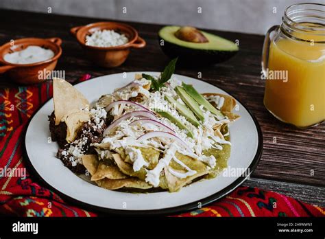 Chilaquiles Verdes Mexicanos Con Pollo Y Salsa Picante De Verde