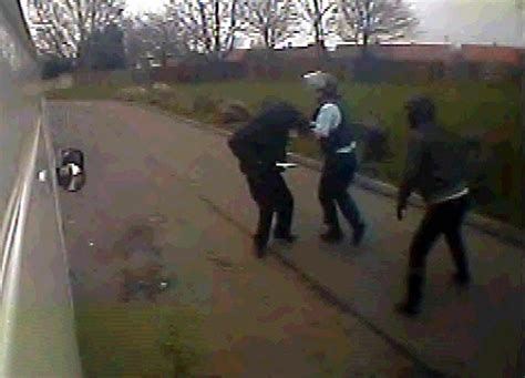 Caught On Camera Dramatic Moment Security Guard Fought Off Machete Wielding Gang Daily Mail