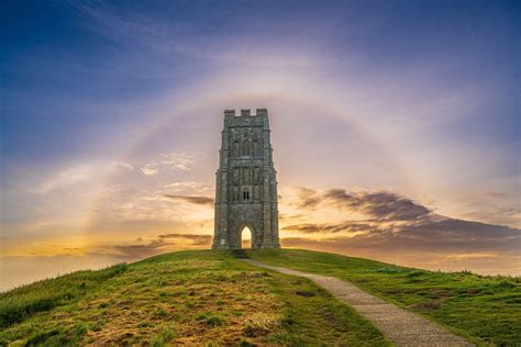 Photographer captures jaw-dropping halo over mystical Glastonbury Tor