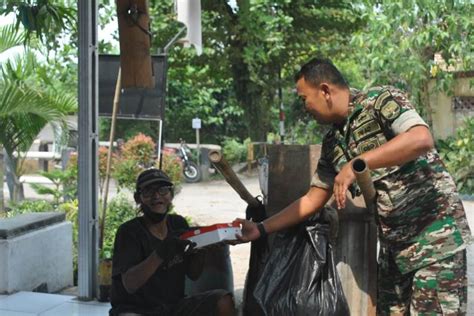 Berbagi Di Jumat Berkah Pa Sandi Kodim 0510 Trs Korem 052 Wkr